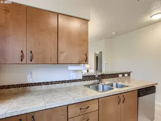 Photo #6: 22003937 Listing