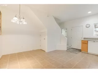 Photo #6: 22004678 Listing