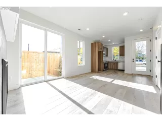 Photo #5: 22009847 Listing