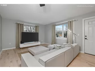 Photo #5: 22011199 Listing