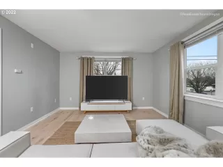 Photo #6: 22011199 Listing