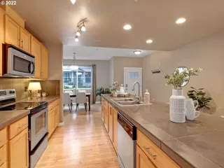 Photo #6: 22029941 Listing