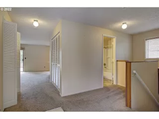 Photo #5: 22030618 Listing