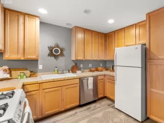 Photo #5: 22032045 Listing