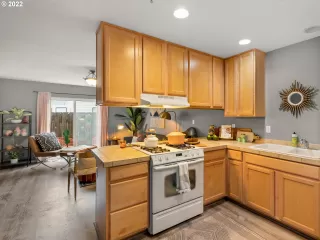 Photo #6: 22032045 Listing