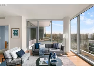 Photo #5: 22033073 Listing