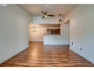 Photo #5: 22033326 Listing