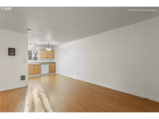 Photo #4: 22037075 Listing