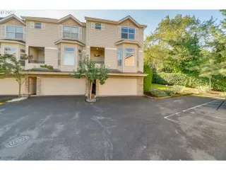 More Details about MLS # 22038022 : 12138 NE FREMONT ST 20