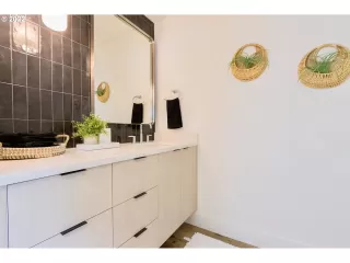 Photo #5: 22040119 Listing