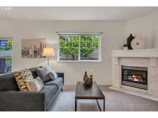 Photo #5: 22040176 Listing