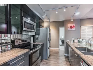 Photo #6: 22040692 Listing 