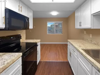 Photo #4: 22041449 Listing