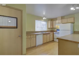 Photo #6: 22042161 Listing