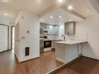 Photo #5: 22042733 Listing