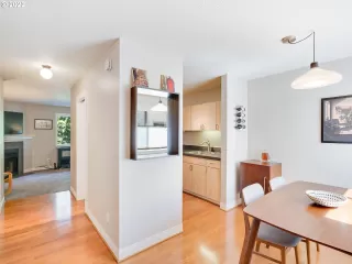 Photo #4: 22045095 Listing