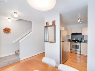 Photo #5: 22045095 Listing