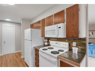 Photo #5: 22051357 Listing