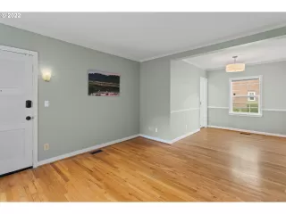 Photo #4: 22053123 Listing