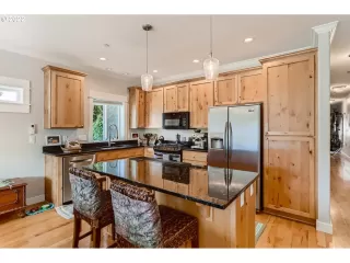 Photo #5: 22059253 Listing