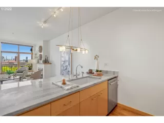 Photo #5: 22060860 Listing