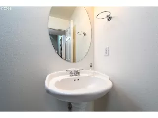 Photo #5: 22062757 Listing