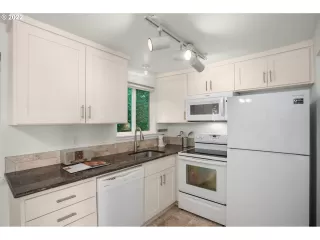 Photo #1: 22063117 Listing