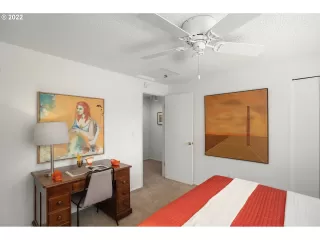 Photo #5: 22063117 Listing