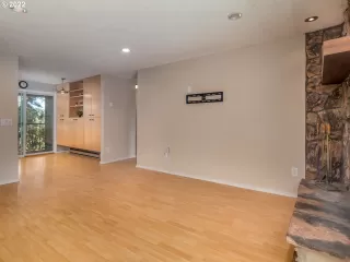 Photo #4: 22064644 Listing