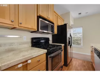 Photo #6: 22070134 Listing