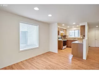 Photo #5: 22070294 Listing