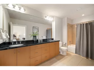 Photo #5: 22070555 Listing