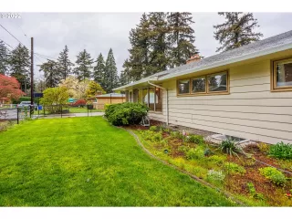 Photo #5: 22076168 Listing