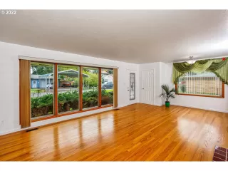 Photo #6: 22076168 Listing