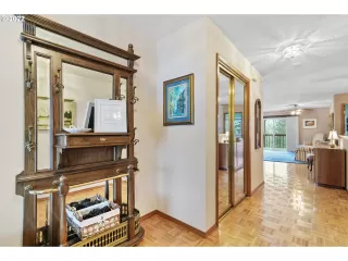 Photo #4: 22076300 Listing