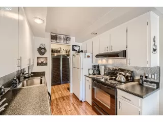 Photo #5: 22078429 Listing