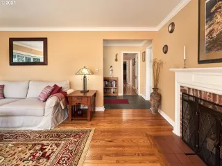 Photo #5: 22079141 Listing