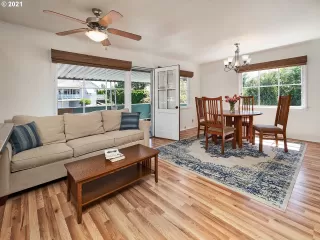 Photo #6: 22079141 Listing