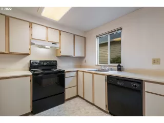 Photo #5: 22080395 Listing