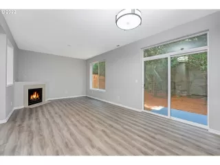 Photo #5: 22085487 Listing