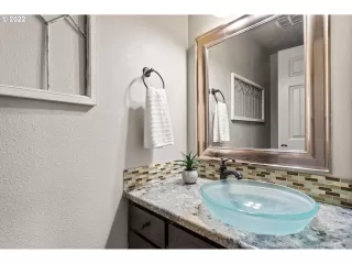 Photo #4: 22086614 Listing