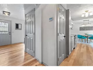 Photo #5: 22086614 Listing