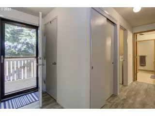 Photo #5: 22087553 Listing