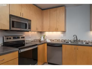 Photo #5: 22089212 Listing