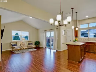 Photo #4: 22093292 Listing