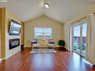 Photo #5: 22093292 Listing