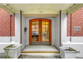 Photo #5: 22093787 Listing