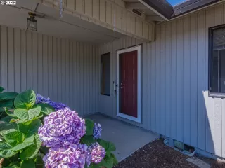 Photo #4: 22095179 Listing