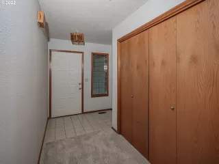 Photo #5: 22095179 Listing