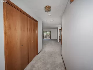 Photo #6: 22095179 Listing